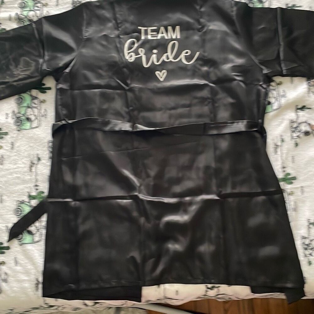 New without tags one size satin team bride black robe short sleeved - Picture 3 of 4